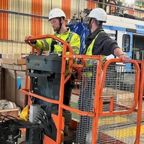 Techniciens équipés sur une nacelle lors d’une intervention de dépigeonnisation